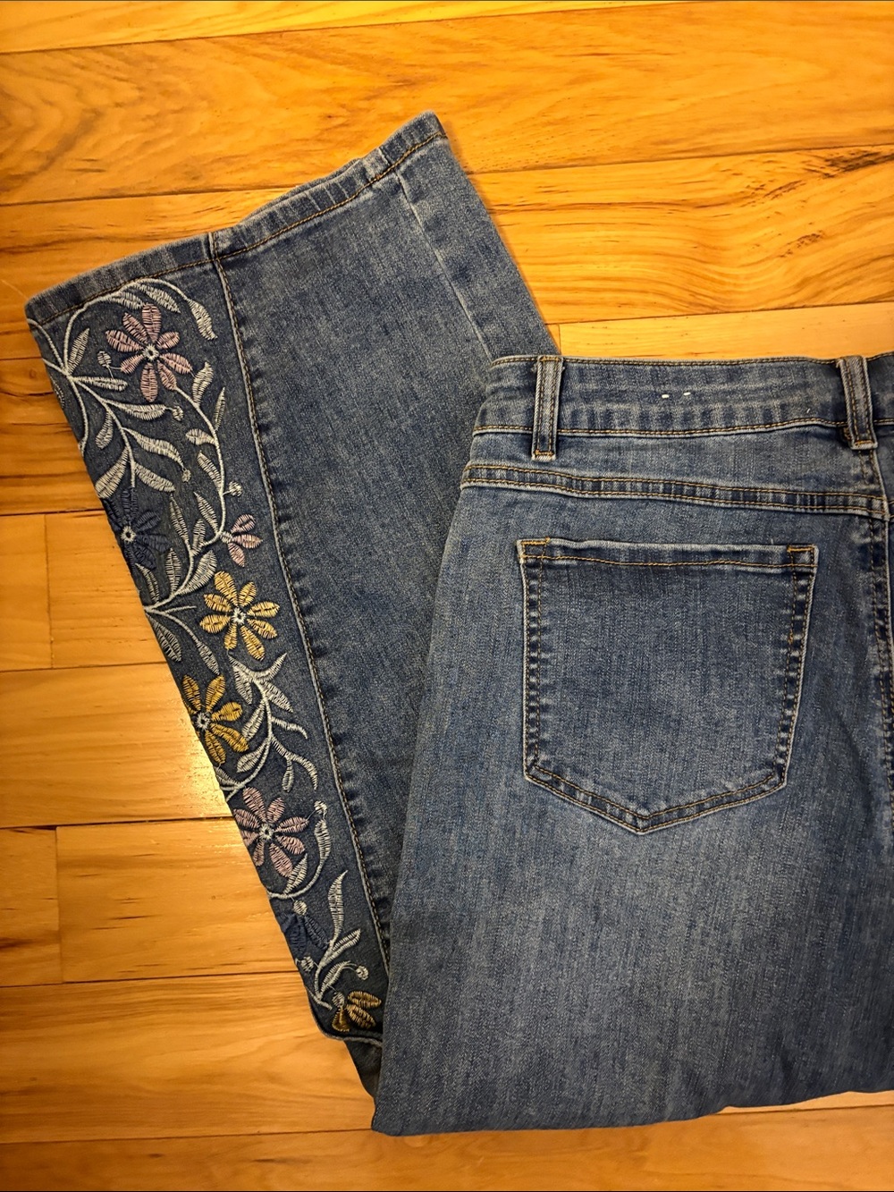 Tribal Jeans Audrey Mid-Rise Wide Leg Crop with Embroidered Floral Design (8) - Picture 4 of 6